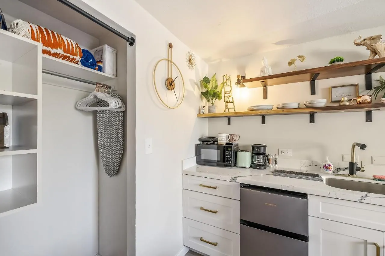 מלון דירות הונולולו Bright & Cozy Condo Unit With Balcony!